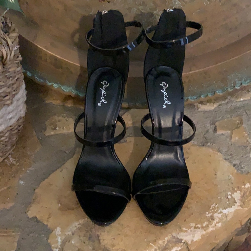 Qupid 4 inch heel patent leather strappy heels size 7.5